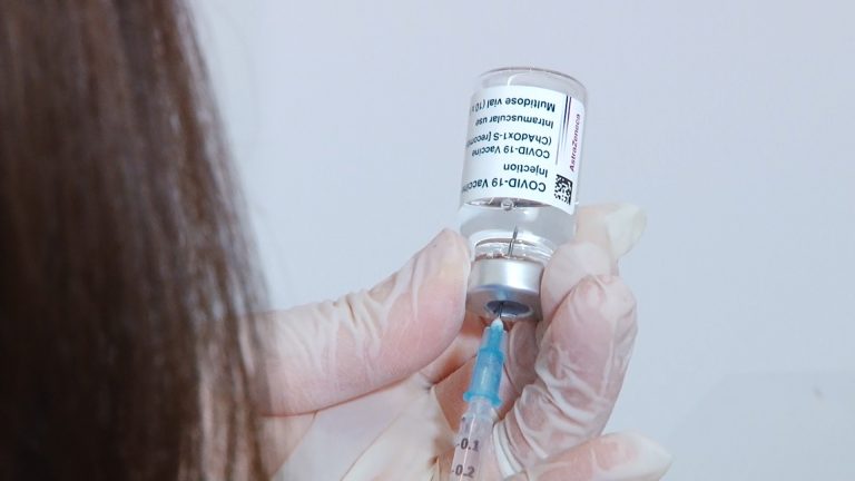Mai multe doze de vaccin Pfizer au fost pierdute la un centru de vaccinare din Ineu