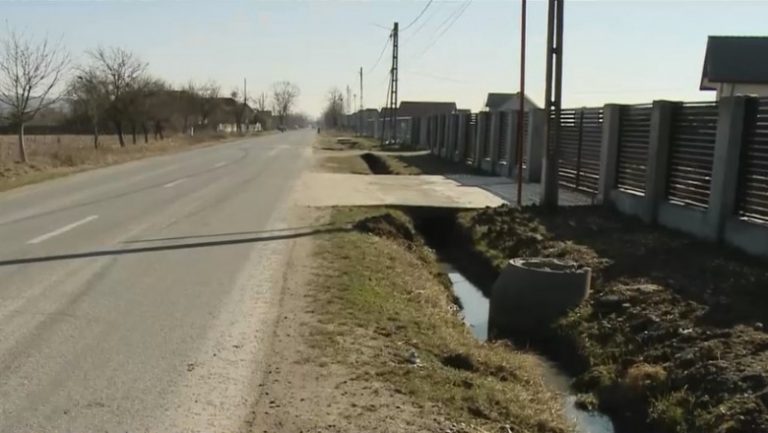 Într-o localitate, a fost furată rețeaua de canalizare realizată din fonduri europene. Au dispărut și gurile de canal
