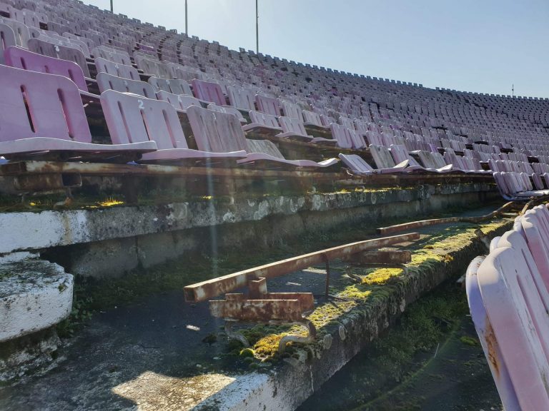 Un stadion pentru rușinea liderilor administrației locale. Arena ,,Dan Păltinișanu” stă să se prăbușească!