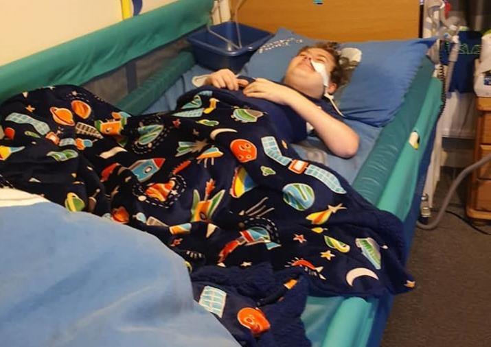 Sute de felicitări la ultima aniversare: un băiat, diagnosticat cu distrofie musculară Duchenne, își petrece ziua de naștere în spital, în Marea Britanie