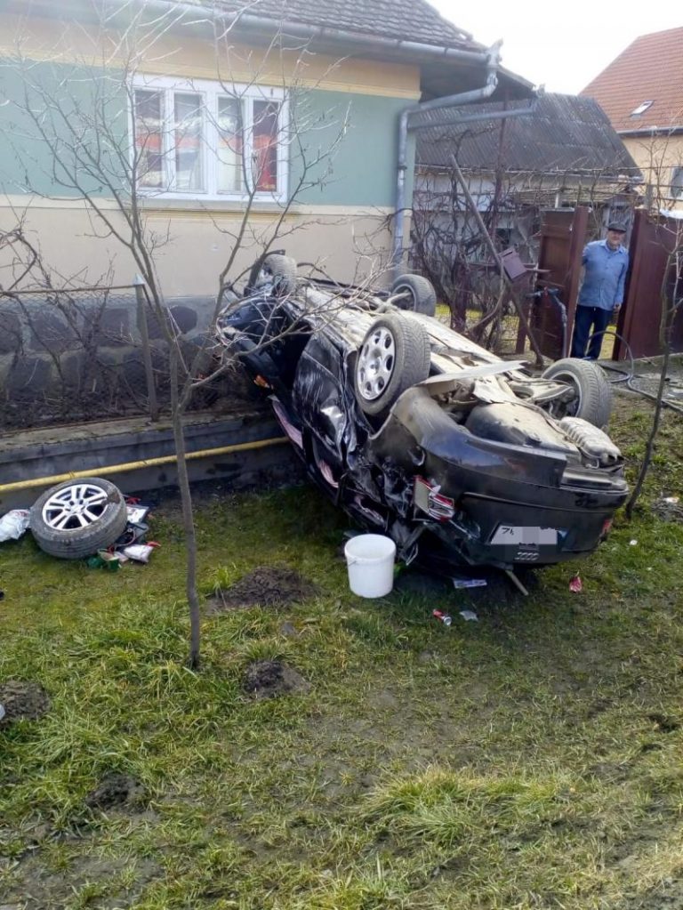 Bebeluş de 6 luni, aruncat din maşină după un accident cumplit. Copilașul şi alţi trei tineri s-au răsturnat cu un Audi / VIDEO