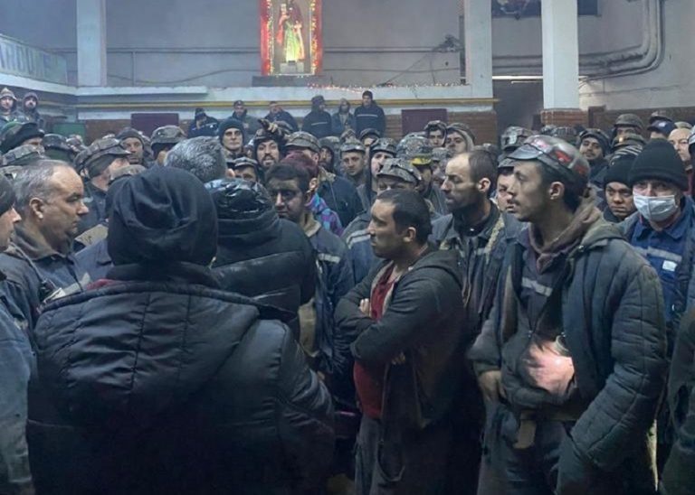 Sute de mineri din Valea Jiului s-au adunat la Mina Lupeni unde protestează şi îşi susţin colegii blocaţi în subteran
