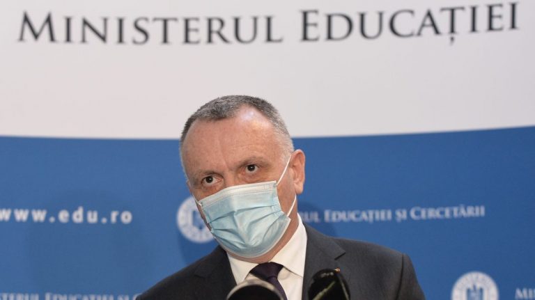Sorin Cîmpeanu: „Suntem singura țară din Europa în care elevii poartă mască la Educație Fizică”