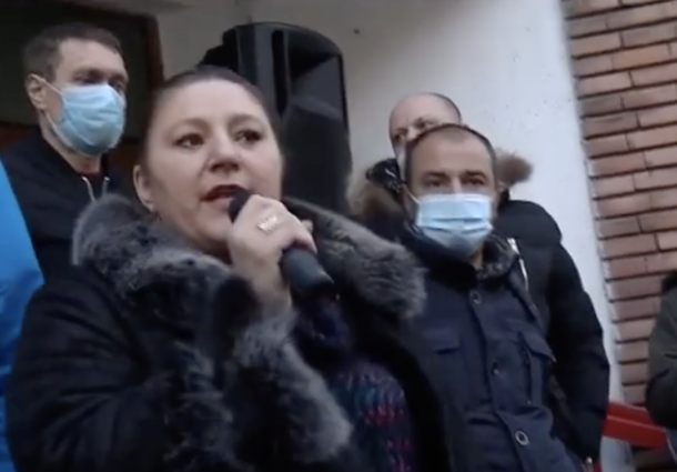 Diana Șoșoacă a descins în Valea Jiului. Senatoarea cheamă la proteste masive de stradă împotriva „Asasinilor de la putere” / VIDEO