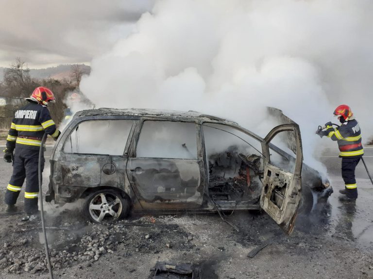 Mașină distrusă de flăcări în Reșița