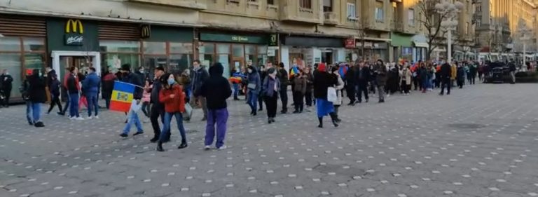 Protest, în Timișoara, înainte de carantină. Manifestanții au dat foc măştilor FOTO-VIDEO