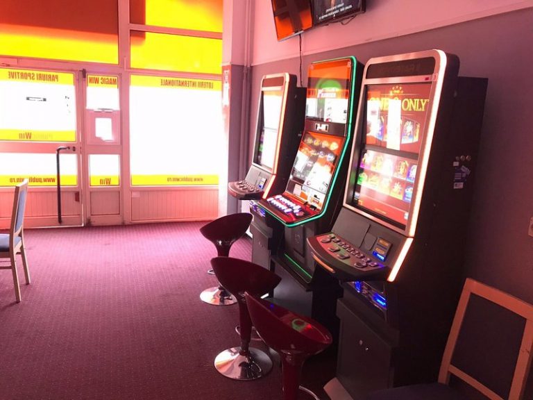 Femeie luată la bătaie într-o agenție de pariuri sportive din vestul țării. Doi polțiști au fost agresați VIDEO