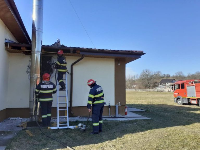 O şcoală a luat foc în această dimineaţă! Elevii şi profesorii, evacuaţi. De la ce a pornit incendiul