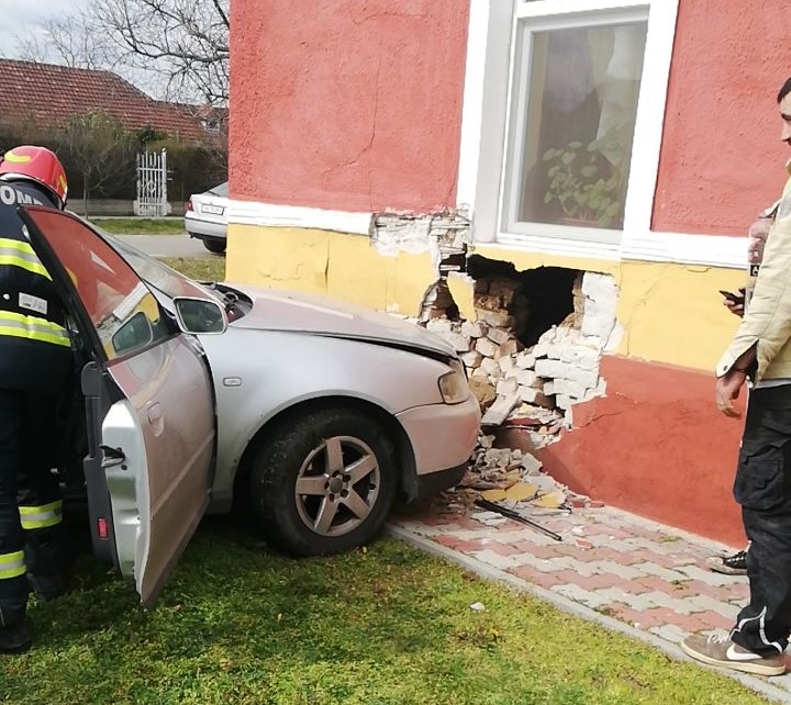Beat la volan, a ajuns cu mașina în zidul unei case. Două persoane, rănite