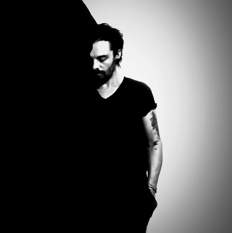 „Importantă este esenţa gestuală a creaţiei, cea prin care artistul trebuie să se identifice”. Interviu cu artistul vizual Cristian Graure, lector universitar al Facultății de Arte și Design din Timișoara