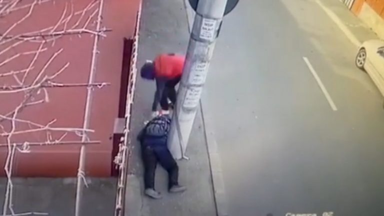 Gest incalificabil. Un bărbat rănit și căzut pe stradă a fost jefuit de un tânăr VIDEO