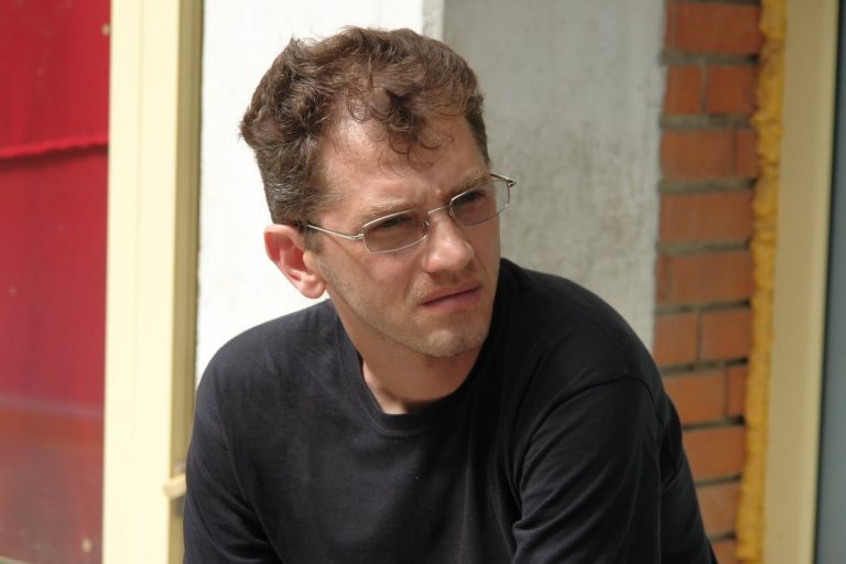 „Stau mereu cu urechile ciulite și cu ochii căscați la lumea din jur”. Interviu cu scriitorul Radu Pavel Gheo