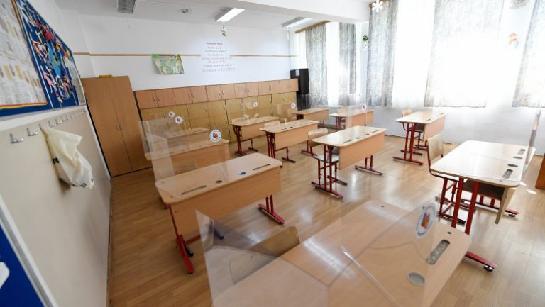 Tot mai multe școli din Timișoara trec în on-line din cauza frigului din clase