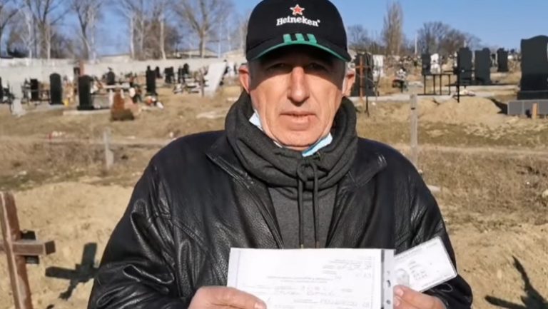 Un bărbat revenit după 3 ani din străinătate a aflat că este mort și îngropat. Și-a găsit chiar și mormântul în cimitir