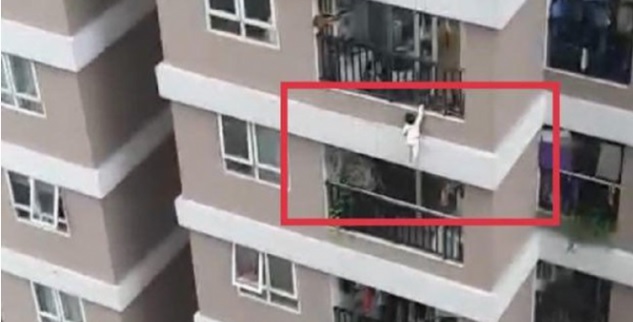 Un copil de 2 ani a căzut de la balcon, de la etajul 12, dar a scăpat cu viață. Cum a fost posibil VIDEO