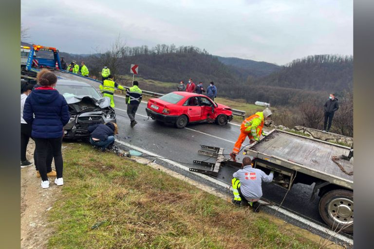 Accident pe o șosea din vestul țării. Autoturismele implicate în coliziune s-au făcut praf  VIDEO
