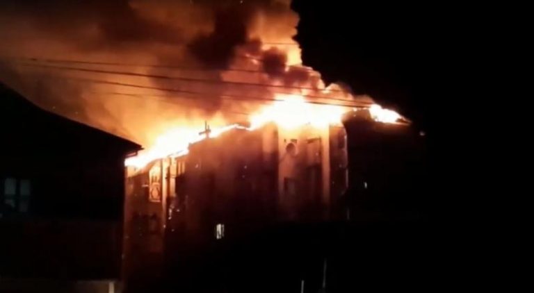 Incendiu violent la un bloc. 180 de persoane au fost evacuate VIDEO