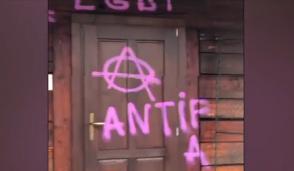 Biserică vandalizată: BOR arată cu degetul spre comunitatea LGBT. Reprezentanții comunității se apără: Sper să aibă dovezi pentru această asociere