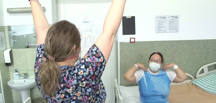 La Timișoara, interpreţii de operă ajută la recuperarea respiratorie a celor care au avut COVID-19, alături de medici