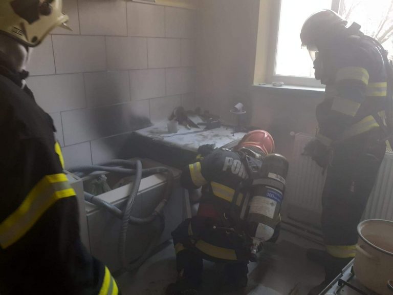 Incendiu la un laborator din apropierea Spitalului din Reșița FOTO
