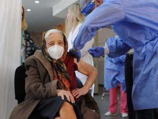 O femeie în vârstă de 105 ani, Zoea Baltag, a primit duminică a doua doză de vaccin Pfizer