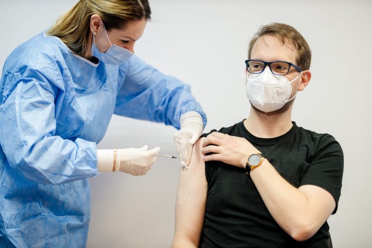 Dominic Fritz s-a vaccinat anti-Covid-19 cu serul AstraZeneca