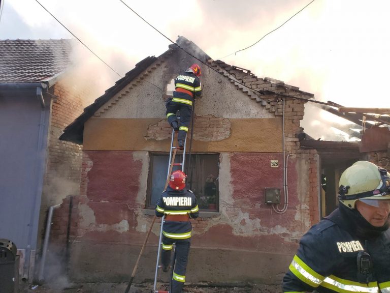Incendiu la acoperișul unei case din Banat FOTO