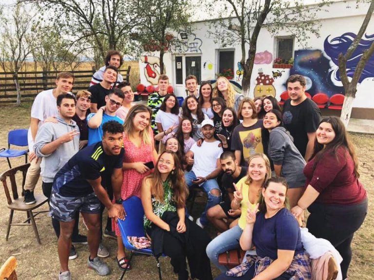 6 tineri voluntari DIN UNGARIA, ITALIA, ROMÂNIA ȘI REPUBLICA MOLDOVA și-au propus să contribuie la o mai bună educație a copiilor provenind din grupuri defavorizate din Timișoara, cu ajutorul CORPULUI EUROPEAN DE SOLIDARITATE