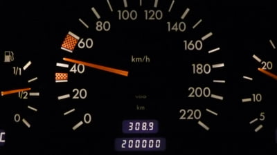 Mașinile Dacia și Renault nu vor mai putea depăși limitele legale de viteză. Primul model pe care va fi implementat sistemul standard