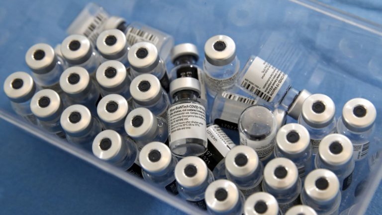 Luni, România primește cea mai mare tranșă de vaccin produs de Pfizer BioNTech