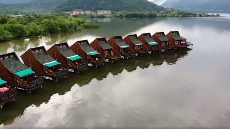 Complex de bungalow-uri pe apă și o piscină chiar în mijlocul Dunării, la Berzasca