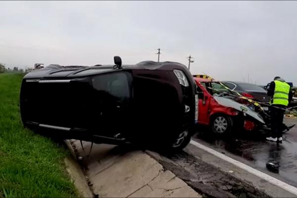 Accident cu șapte persoane, printre care şi o femeie însărcinată
