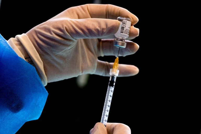 România a atins pragul de 50% din populația adultă vaccinată împotriva COVID-19 cu cel puțin o doză
