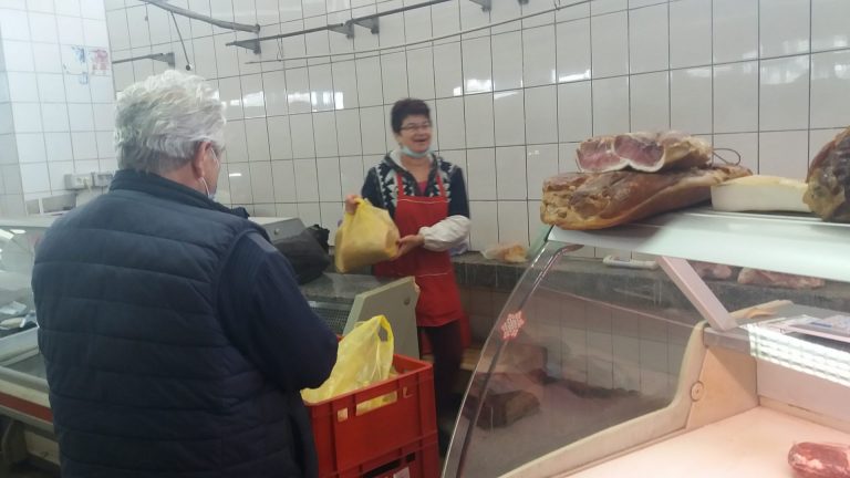 Reportaj | „Cum dai, nene, mielul? Dar legumele și brânzeturile pentru masa de Înviere?” VIDEO