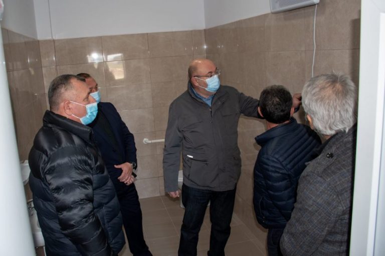 Toaletă de 50.000 de euro, inaugurată de autorități într-o școală de la țară
