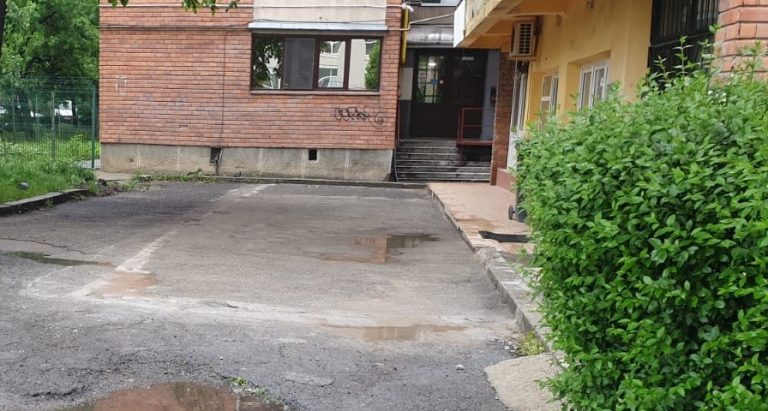 A vrut să construiască o terasă sub geamul locatarilor, dar a fost oprit de polițiștii locali din Timișoara