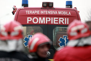 Accident grav în care au fost implicate un microbuz şi un autotren: 13 persoane la spital