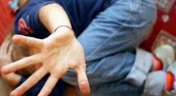 Băiatul ambasadorului Emil Hurezeanu, bătut cu pumnii și picioarele de un profesor!