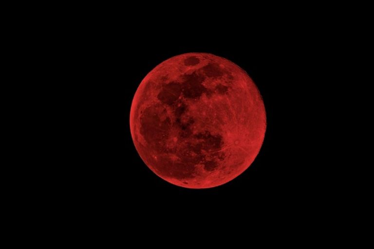Fenomen rarisim! Luna sângerie poate fi văzută mâine de o mulțime de pământeni