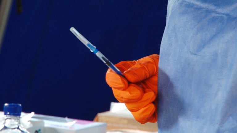 Din 1 iulie, vaccinarea anti-COVID, numai în cabinetele medicilor de familie. Situația din pandemie