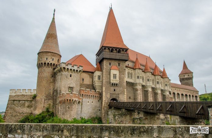 castelul-corvinilor-exterior