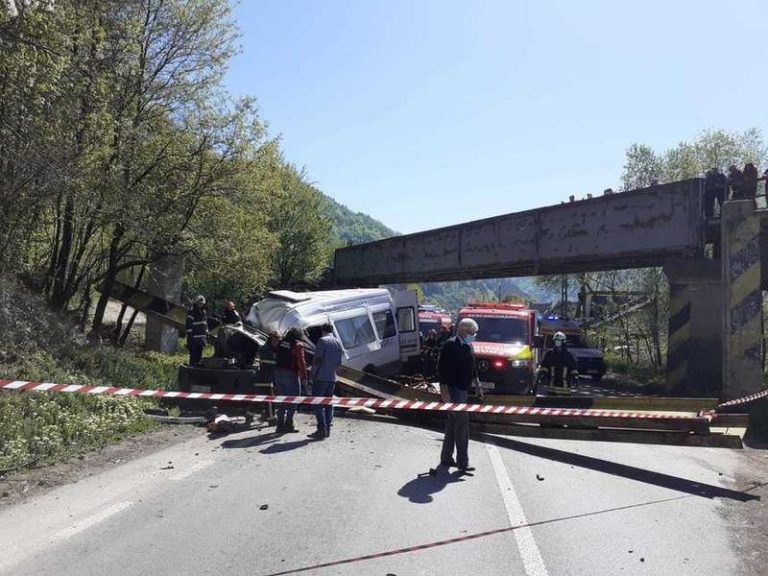 Două persoane au murit după ce limitatorul de înălţime al unui pod a căzut peste un microbuz