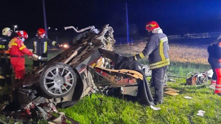 Toţi tinerii dintr-o maşină care s-a răsturnat au murit. Poliţiştii încearcă să afle cu ce viteză conducea şoferul/VIDEO