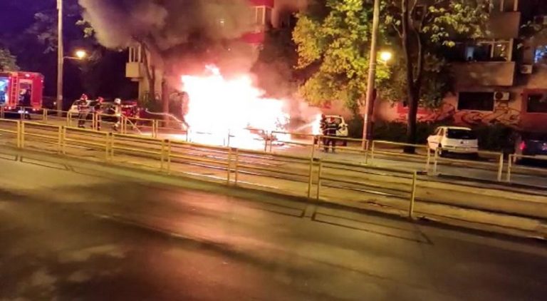 Maşină în flăcări, la câţiva metri de un bloc, şoferul a dispărut. Focul s-a extins la alte trei maşini / VIDEO