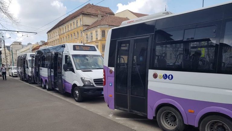 Microbuzele destinate transportului școlarilor din Timiș își reiau, de mâine, traseele obișnuite