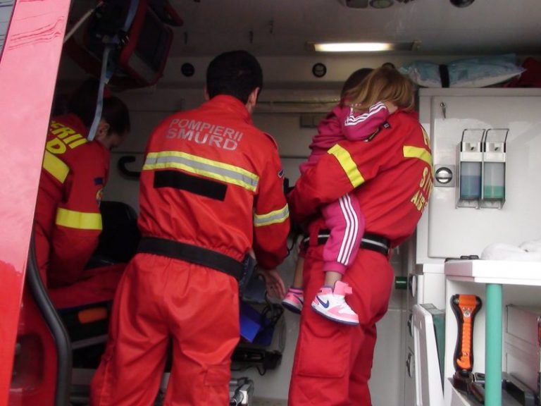 Inconștiență maximă! Un copil de doi ani abandonat în mașină, la peste 30 de grade Celsius afară