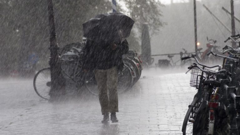 Ploi torențiale, vijelii și grindină în aproape toată țara. Meteorologii au actualizat codul galben