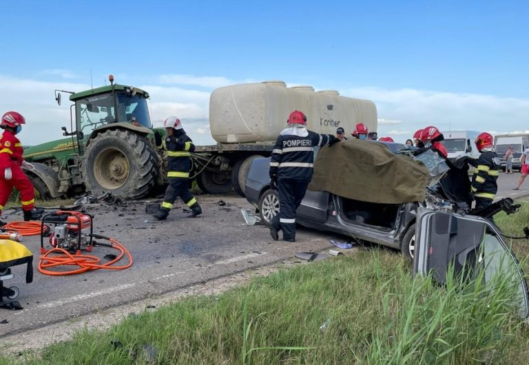 Impactul între un autoturism și un tractor, în care și-au pierdut viața două persoane, surprins de camerele de supraveghere VIDEO