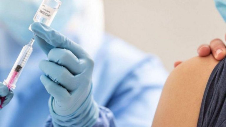 Categoriile care vor face prima schemă de vaccinare anti-COVID cu trei doze, iar după 6 luni vor face a patra doză