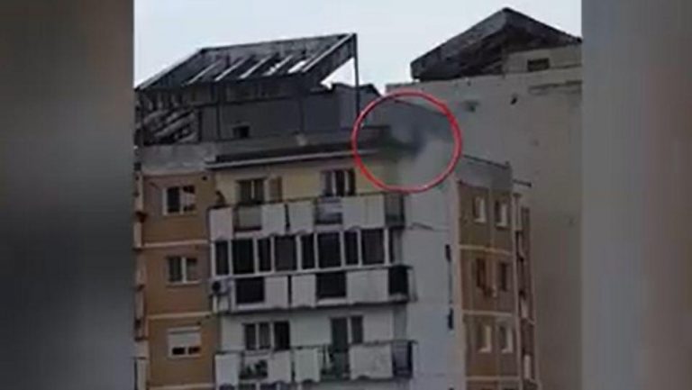 Sinucidere dramatică în vestul țării: S-a aruncat în gol de pe un bloc cu șase etaje / VIDEO